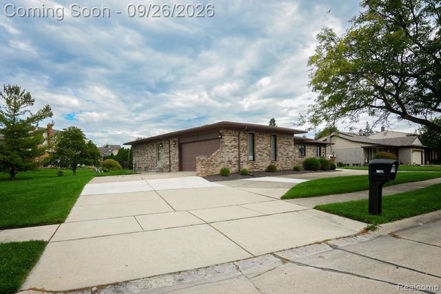 18071 Ryanwood Drive, Riverview, MI 48193