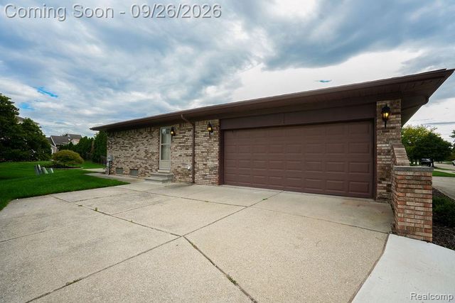 18071 Ryanwood Drive, Riverview, MI 48193