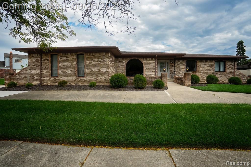 18071 Ryanwood Drive, Riverview, MI 48193
