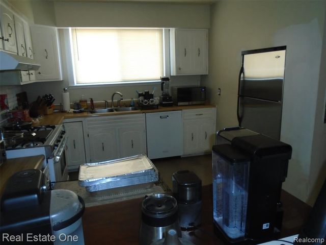 27736 Elmdale Street, Saint Clair Shores, MI 48081