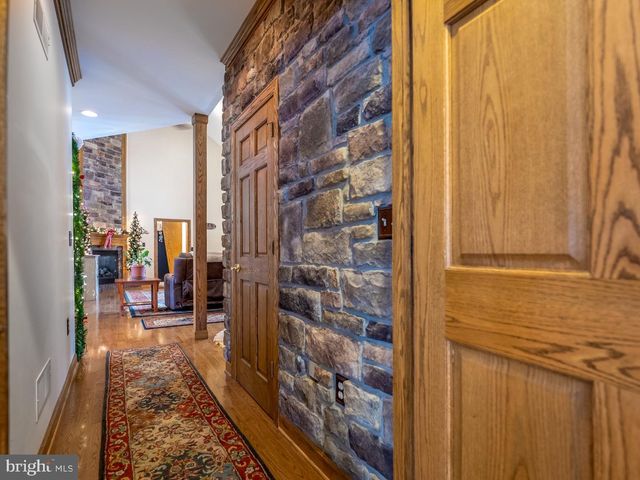 1709 RAGGED EDGE RD, Chambersburg, PA 17202