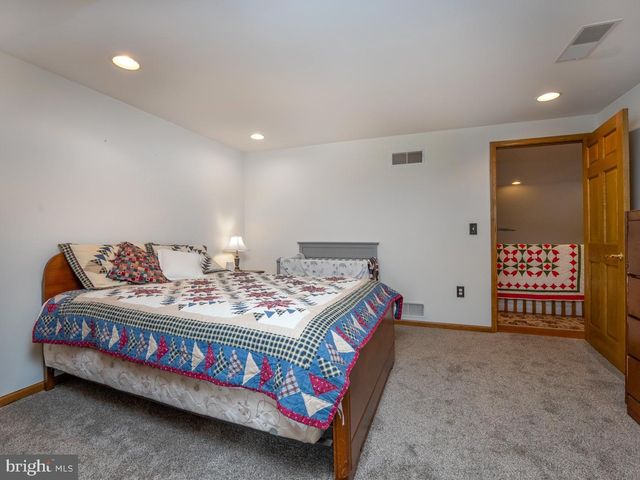 1709 RAGGED EDGE RD, Chambersburg, PA 17202