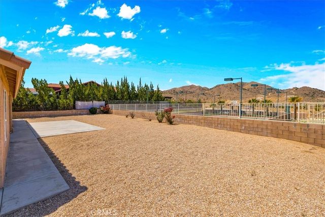 8674 Dumosa Avenue, Yucca Valley, CA 92284