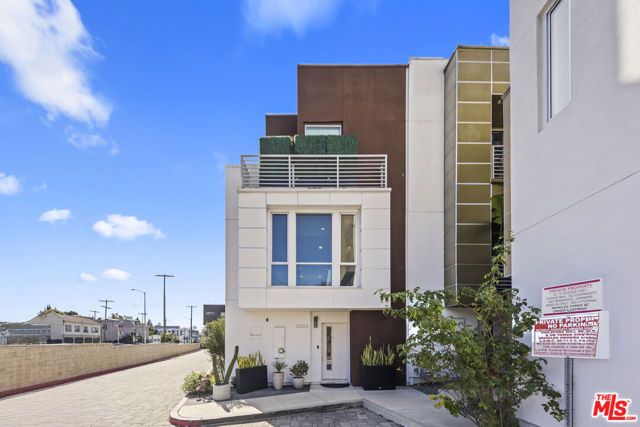 2201 Polyscope Place, Los Angeles, CA 90026