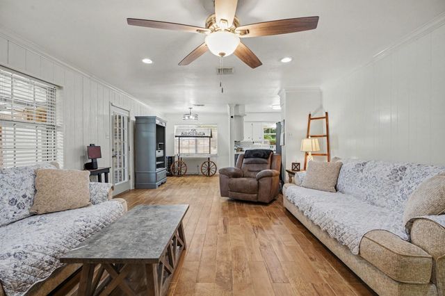 4318 Meadow Glenn Drive, Dickinson, TX 77539