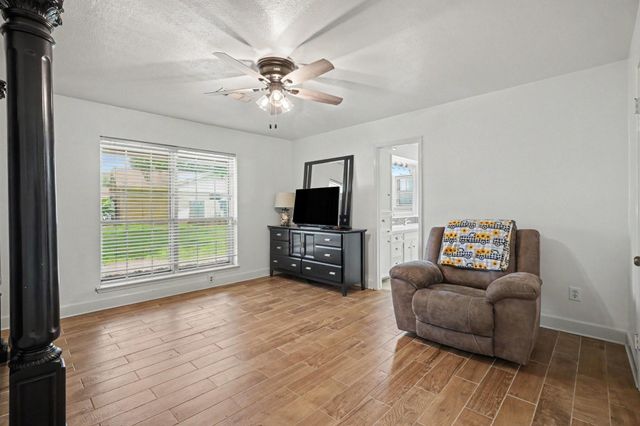 4318 Meadow Glenn Drive, Dickinson, TX 77539