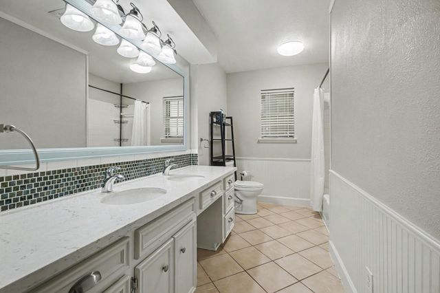 4318 Meadow Glenn Drive, Dickinson, TX 77539