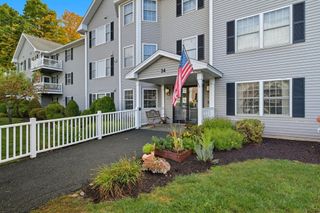 24 Greenleaves Dr 402, Amherst, MA 01002