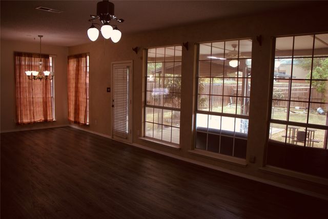 620 E Lynn Creek Drive, Arlington, TX 76002