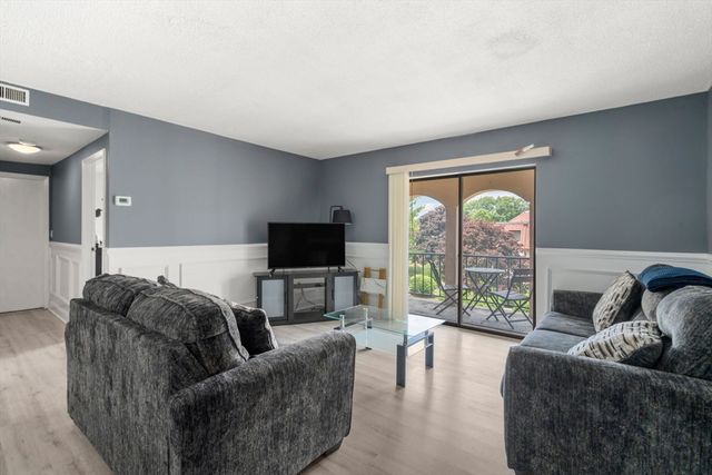 685 Oak St 4-10, Brockton, MA 02301