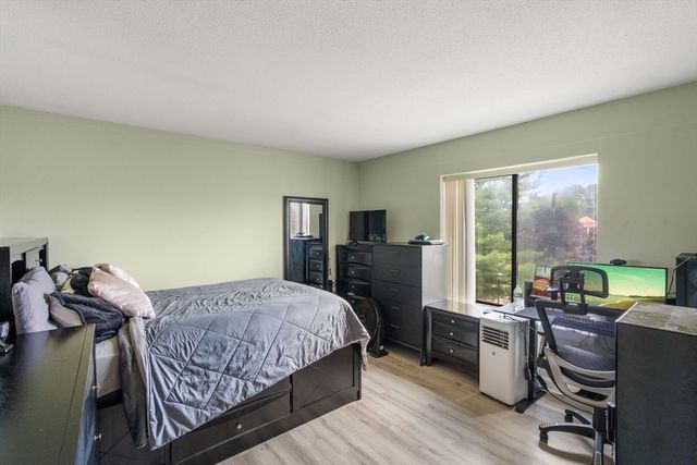 685 Oak St 4-10, Brockton, MA 02301