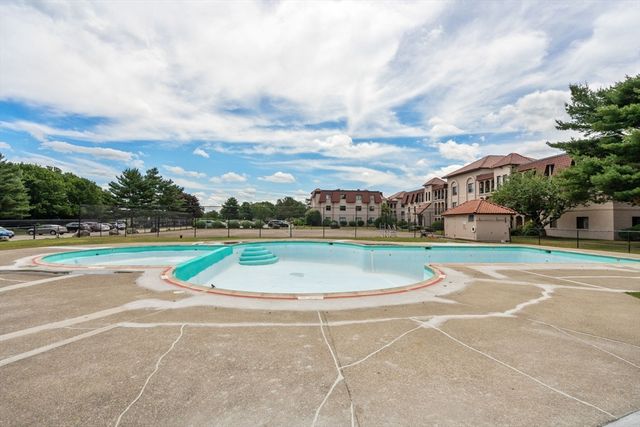 685 Oak St 4-10, Brockton, MA 02301