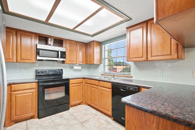 927 Freestone Drive, Arlington, TX 76017
