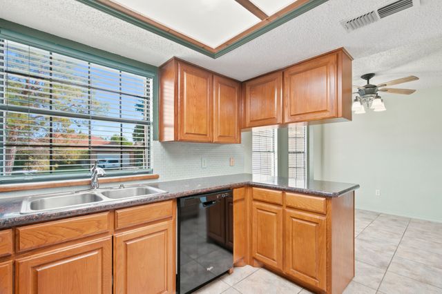 927 Freestone Drive, Arlington, TX 76017