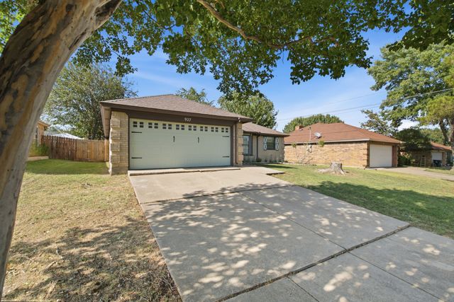 927 Freestone Drive, Arlington, TX 76017