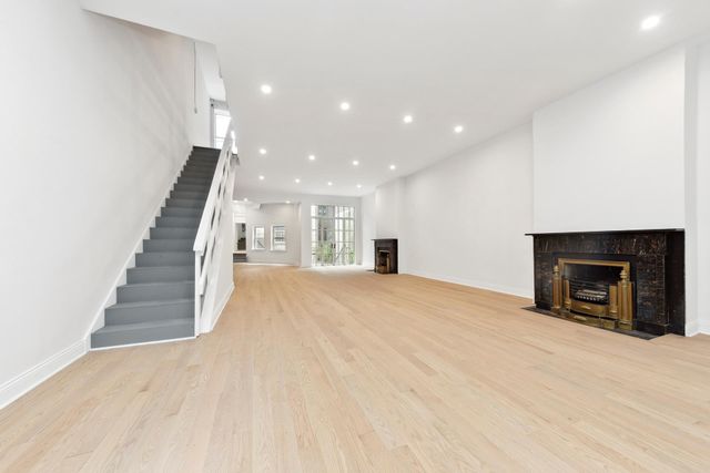 38 W 11TH Street, New York City, NY 10011