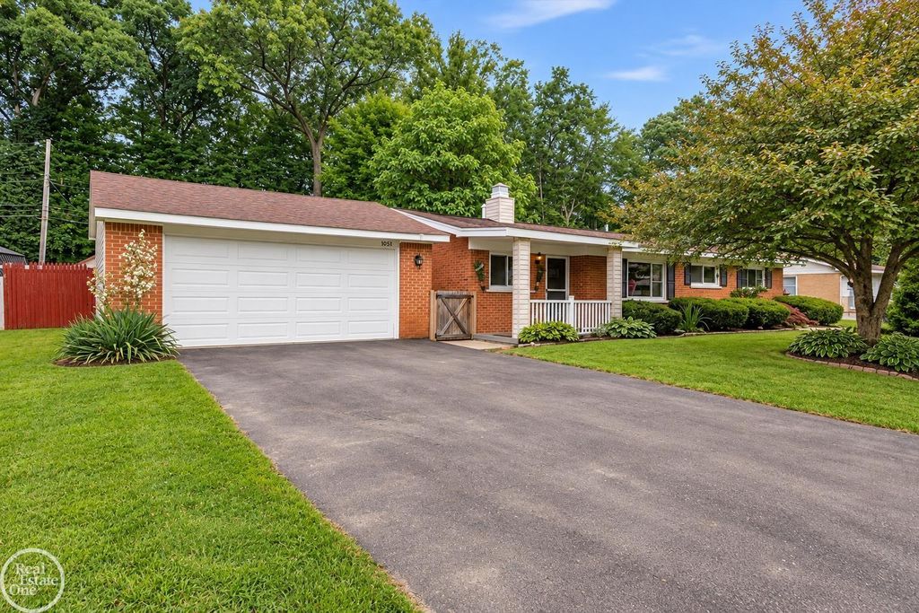 52161 Brentwood Drive, Shelby Twp, MI 48316