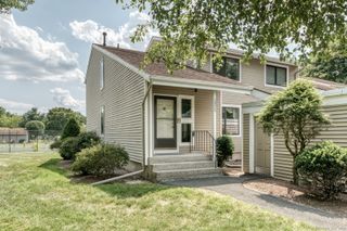592 Mountain Road APT A, West Hartford, CT 06117