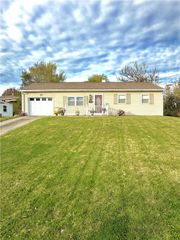 10721 Crestview Dr, North Huntingdon, PA 15642