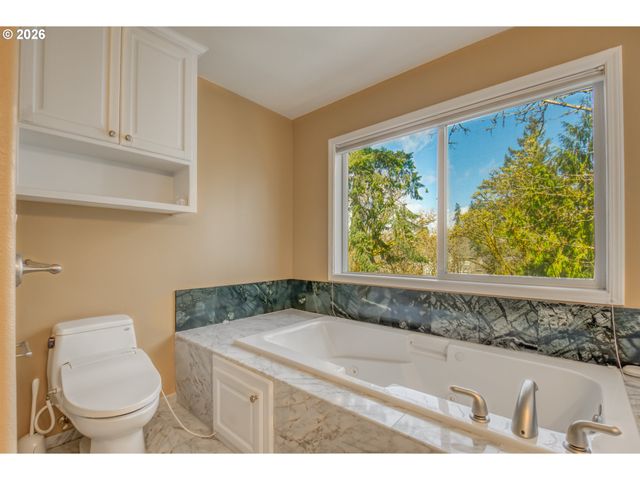9583 Nw RANDALL Ln, Portland, OR 97229