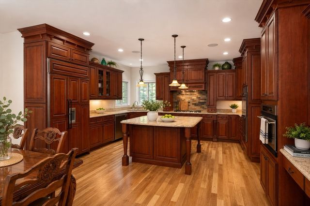 17 Saddle Ln, Hanover, MA 02339