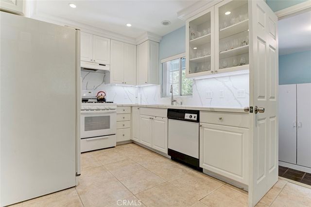 6648 Gaviota Avenue, Lake Balboa, CA 91406