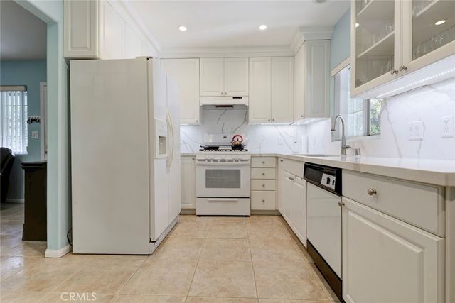 6648 Gaviota Avenue, Lake Balboa, CA 91406