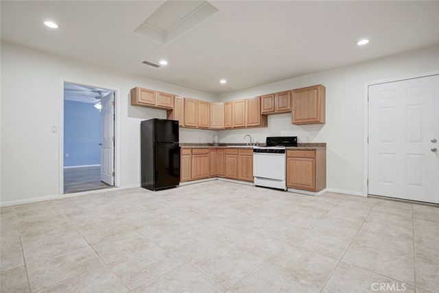 6648 Gaviota Avenue, Lake Balboa, CA 91406