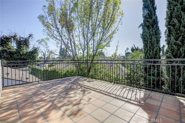 6648 Gaviota Avenue, Lake Balboa, CA 91406