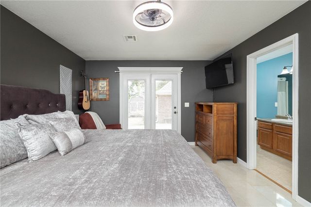 122 S Collins Avenue, Gentry, AR 72734