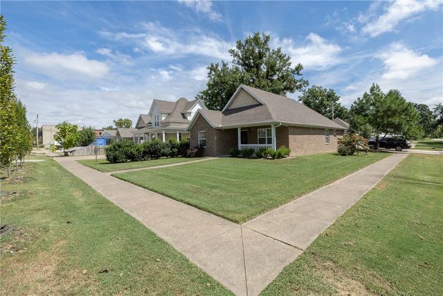 122 S Collins Avenue, Gentry, AR 72734