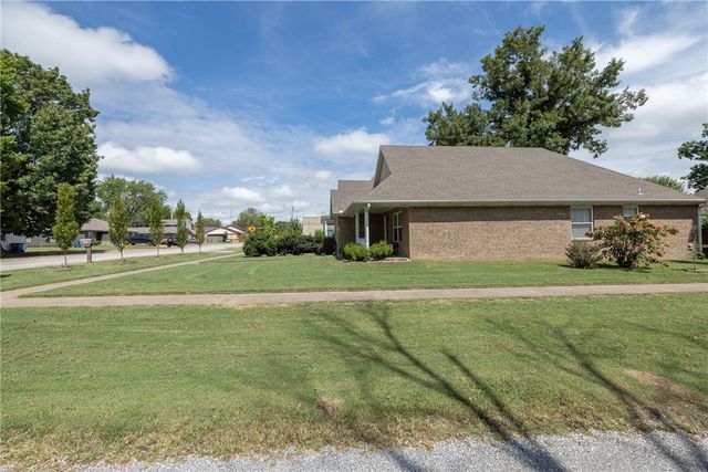 122 S Collins Avenue, Gentry, AR 72734