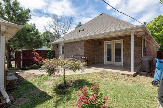 122 S Collins Avenue, Gentry, AR 72734