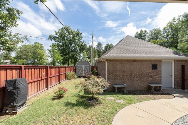 122 S Collins Avenue, Gentry, AR 72734