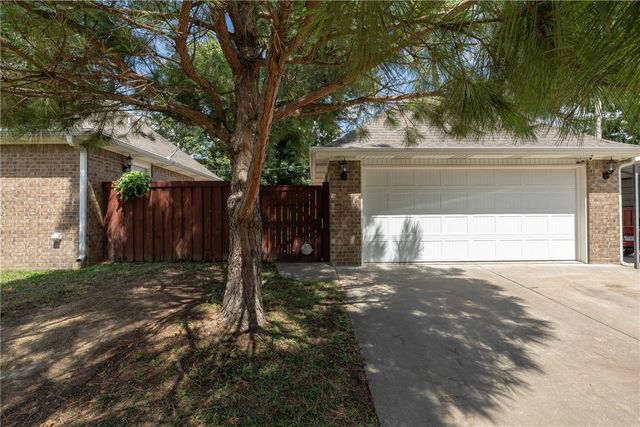 122 S Collins Avenue, Gentry, AR 72734