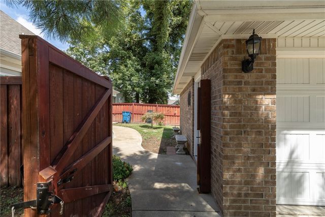 122 S Collins Avenue, Gentry, AR 72734