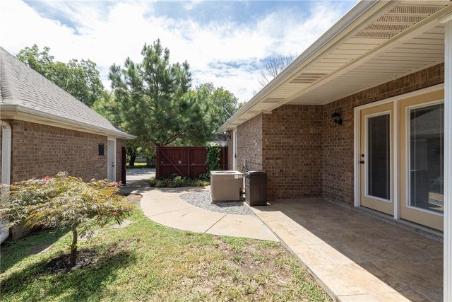 122 S Collins Avenue, Gentry, AR 72734