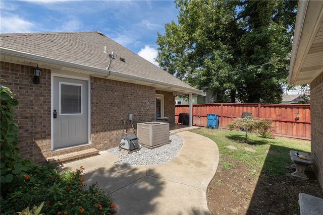 122 S Collins Avenue, Gentry, AR 72734