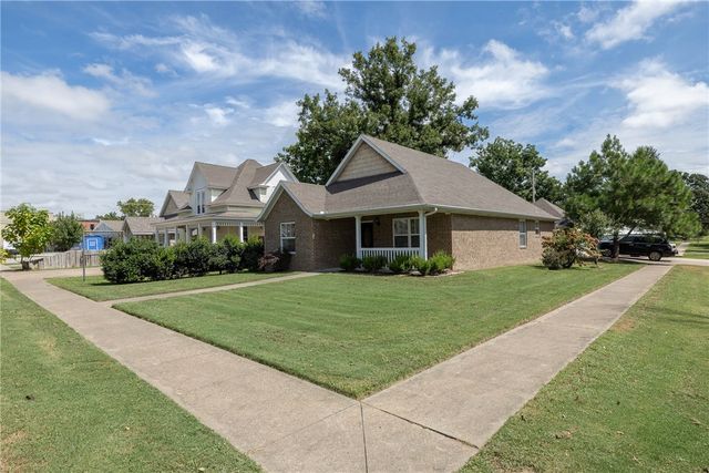 122 S Collins Avenue, Gentry, AR 72734