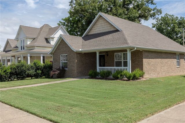 122 S Collins Avenue, Gentry, AR 72734