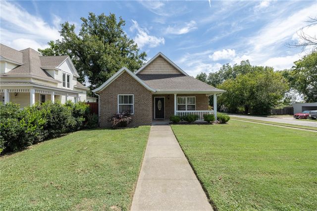 122 S Collins Avenue, Gentry, AR 72734