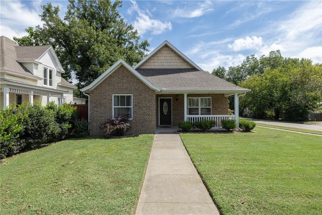 122 S Collins Avenue, Gentry, AR 72734