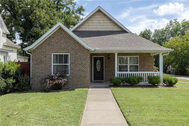122 S Collins Avenue, Gentry, AR 72734