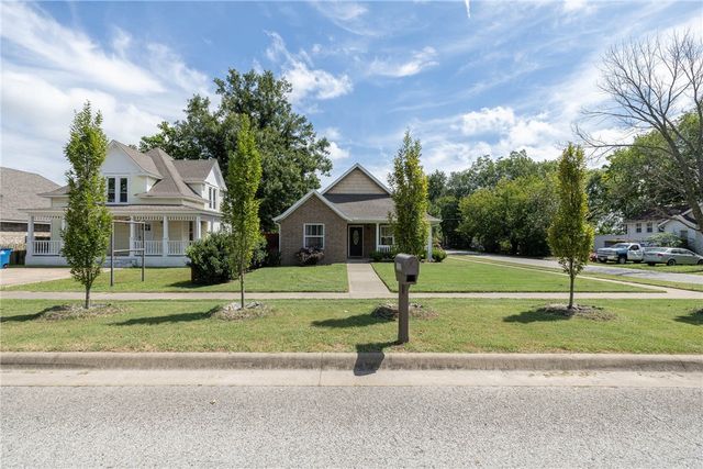 122 S Collins Avenue, Gentry, AR 72734