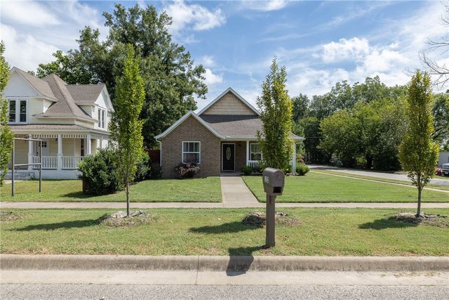 122 S Collins Avenue, Gentry, AR 72734