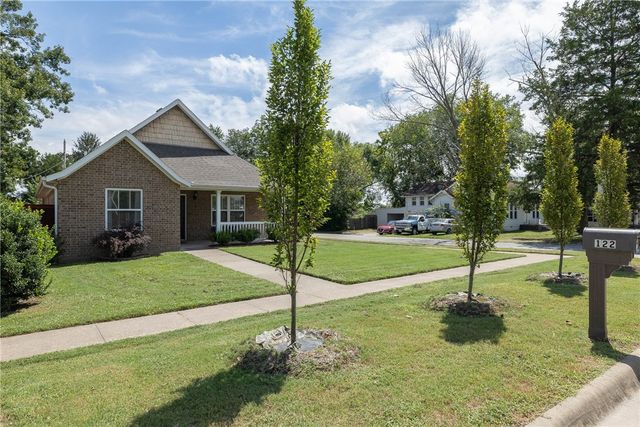 122 S Collins Avenue, Gentry, AR 72734