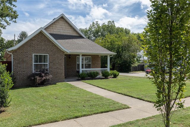 122 S Collins Avenue, Gentry, AR 72734