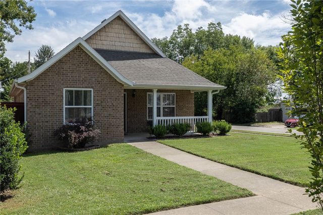122 S Collins Avenue, Gentry, AR 72734