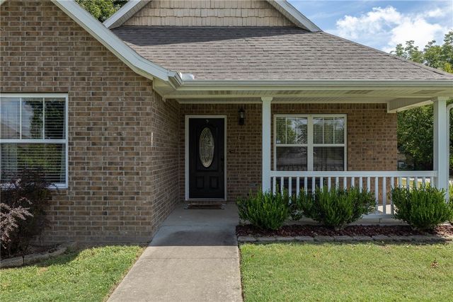 122 S Collins Avenue, Gentry, AR 72734