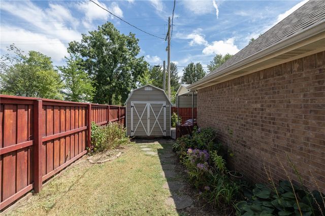 122 S Collins Avenue, Gentry, AR 72734